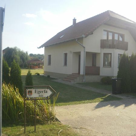 Zalakarosi Egerfa Nyaralohaz Foeldszinti Es Emeleti Apartman Bagian luar foto