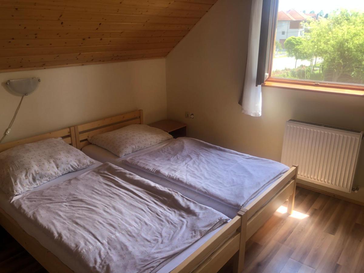 Zalakarosi Egerfa Nyaralohaz Foeldszinti Es Emeleti Apartman Bagian luar foto