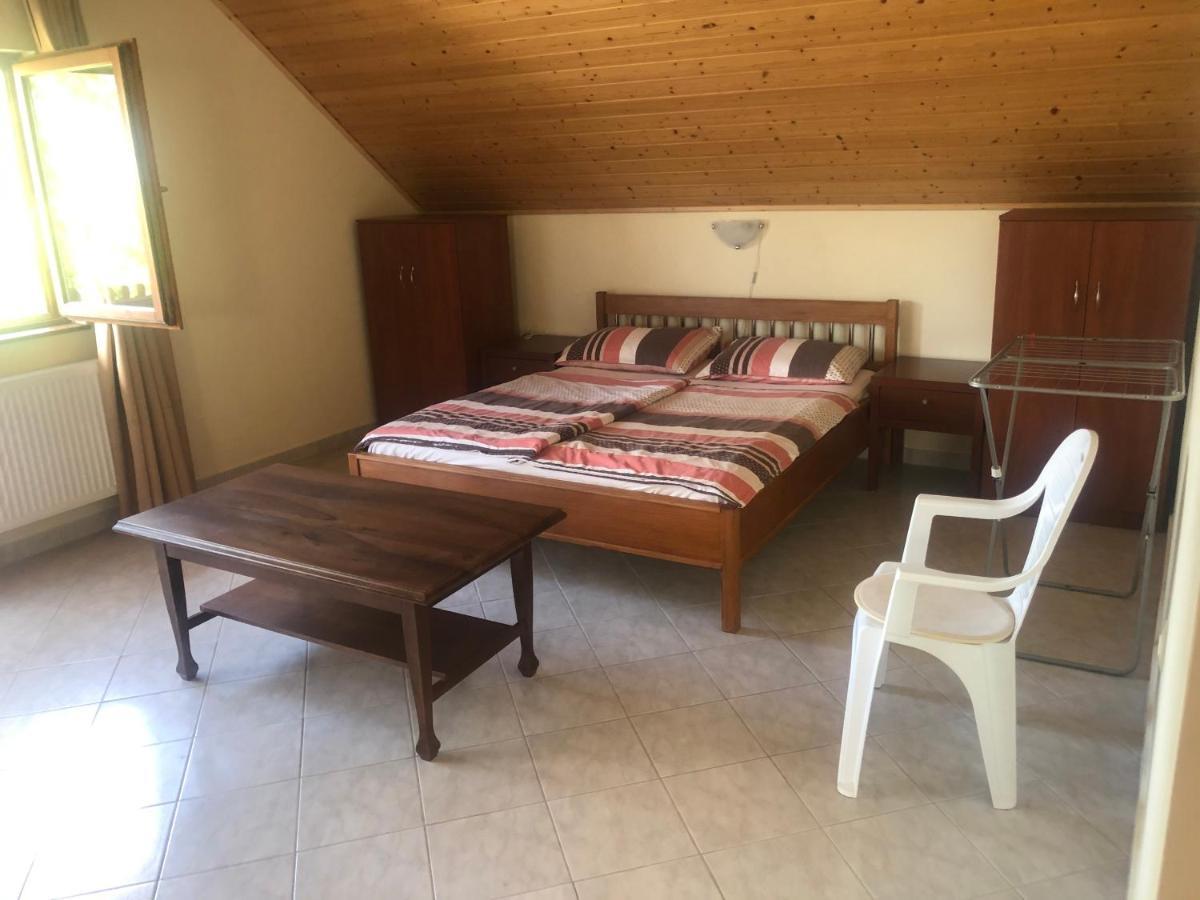 Zalakarosi Egerfa Nyaralohaz Foeldszinti Es Emeleti Apartman Bagian luar foto
