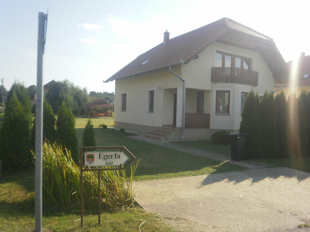 Zalakarosi Egerfa Nyaralohaz Foeldszinti Es Emeleti Apartman Bagian luar foto