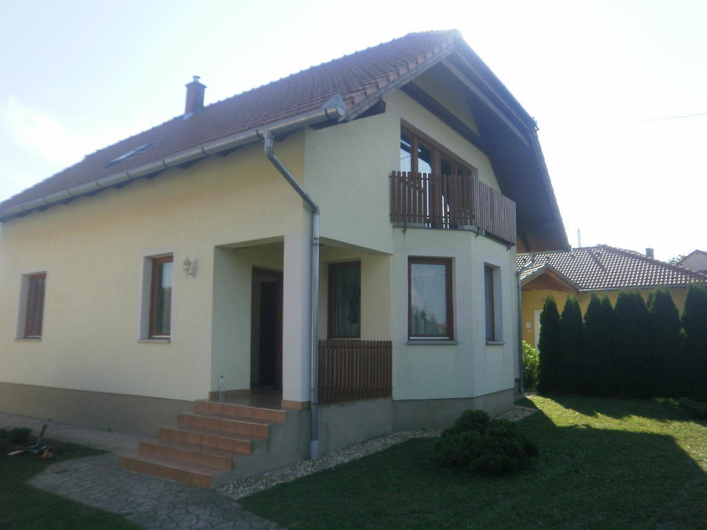Zalakarosi Egerfa Nyaralohaz Foeldszinti Es Emeleti Apartman Bagian luar foto