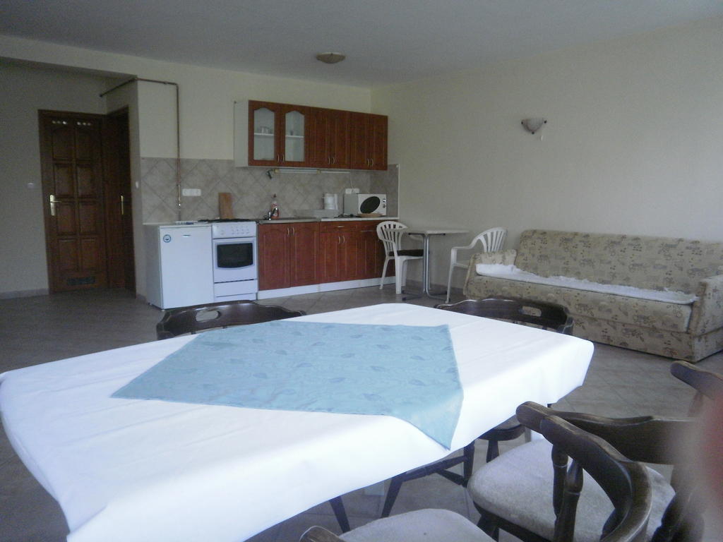 Zalakarosi Egerfa Nyaralohaz Foeldszinti Es Emeleti Apartman Ruang foto