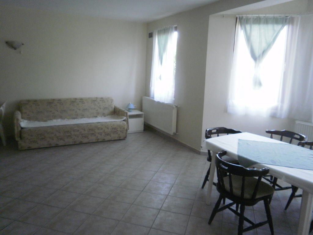 Zalakarosi Egerfa Nyaralohaz Foeldszinti Es Emeleti Apartman Ruang foto