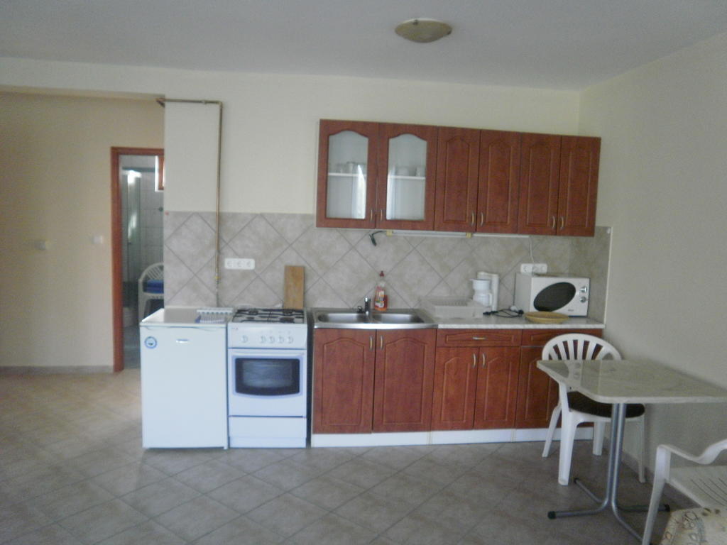 Zalakarosi Egerfa Nyaralohaz Foeldszinti Es Emeleti Apartman Ruang foto
