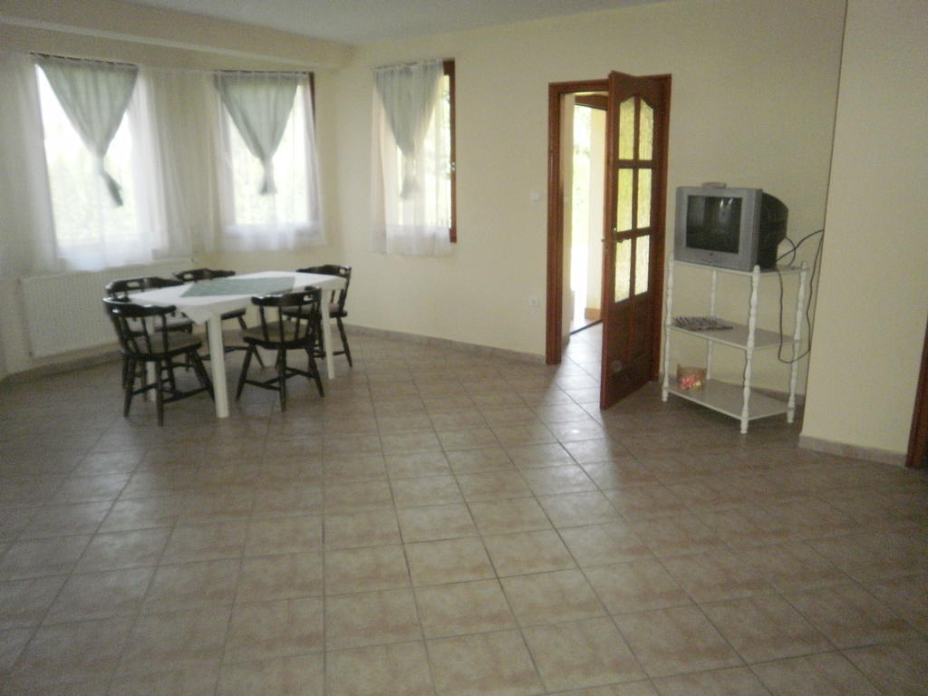 Zalakarosi Egerfa Nyaralohaz Foeldszinti Es Emeleti Apartman Ruang foto