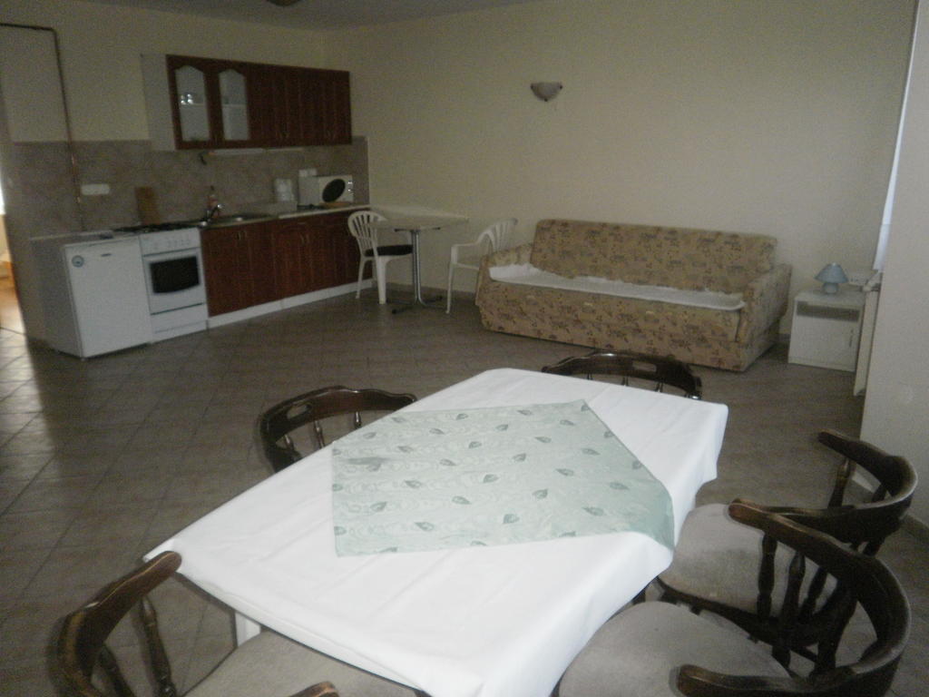 Zalakarosi Egerfa Nyaralohaz Foeldszinti Es Emeleti Apartman Ruang foto