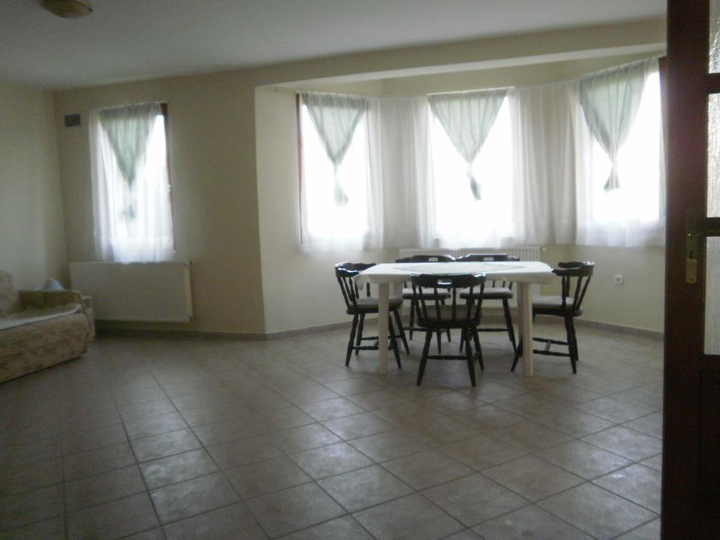 Zalakarosi Egerfa Nyaralohaz Foeldszinti Es Emeleti Apartman Ruang foto