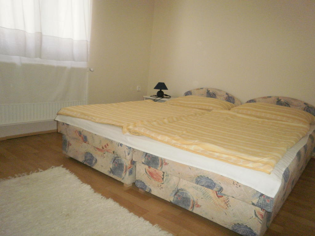 Zalakarosi Egerfa Nyaralohaz Foeldszinti Es Emeleti Apartman Ruang foto