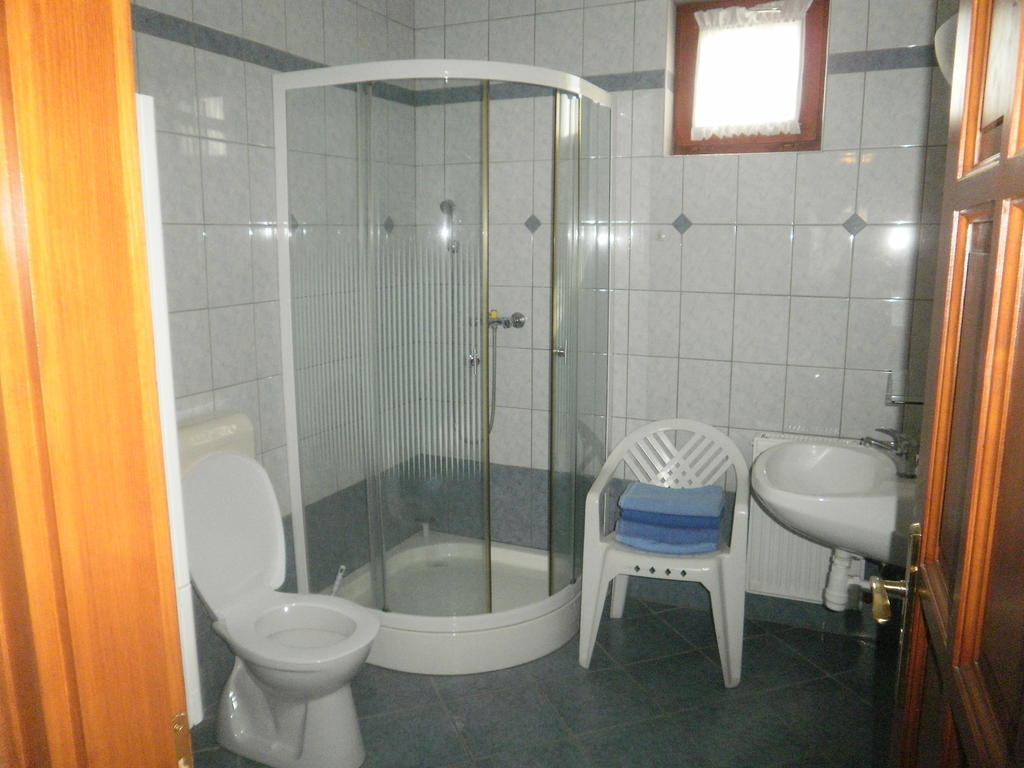 Zalakarosi Egerfa Nyaralohaz Foeldszinti Es Emeleti Apartman Ruang foto